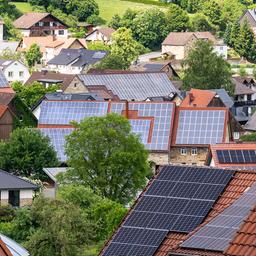 Viele Häuser im Ortskern von Etteln sind mit Solaranlagen auf den Dächern ausgestattet.