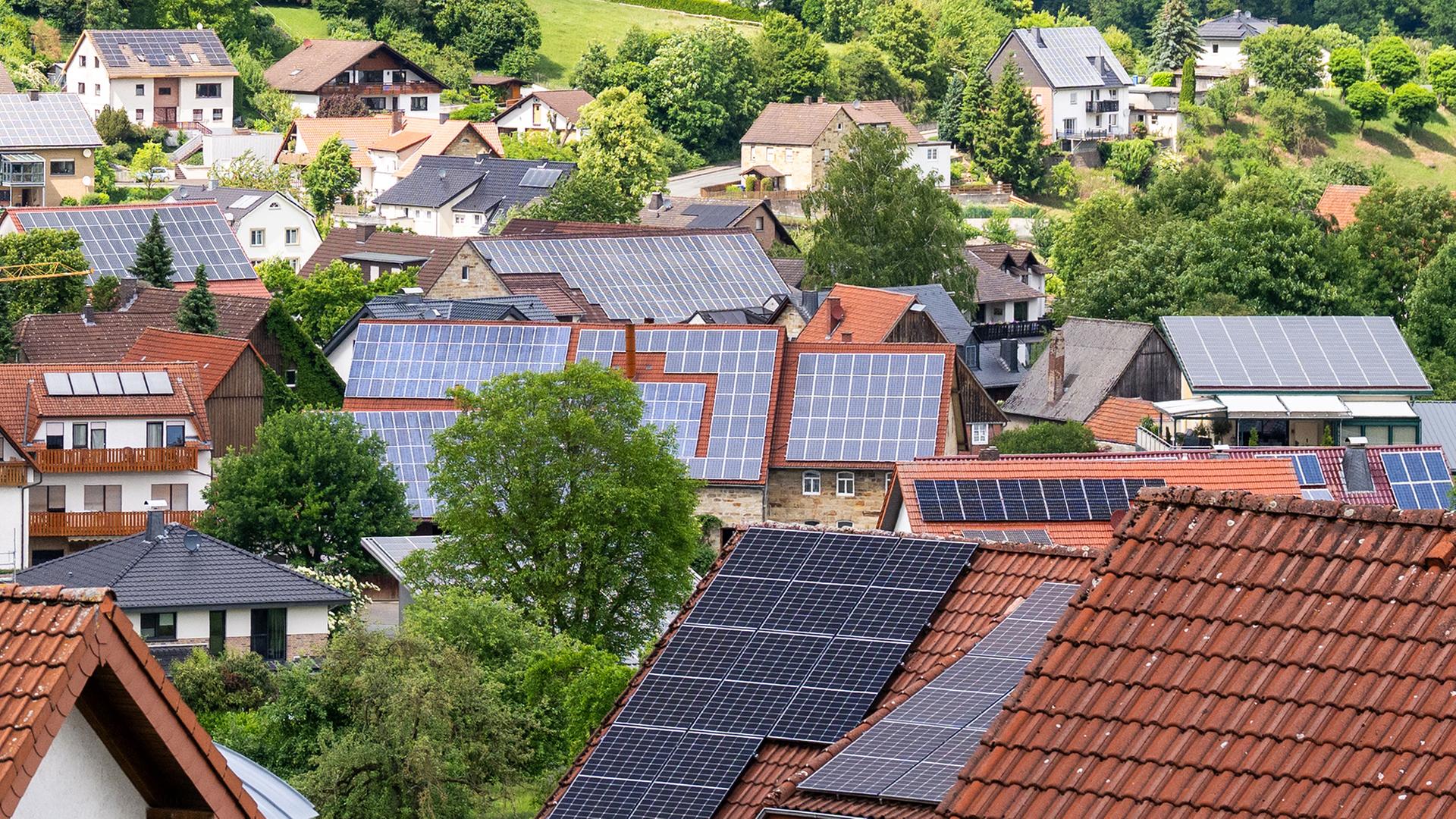 Viele Häuser im Ortskern von Etteln sind mit Solaranlagen auf den Dächern ausgestattet. | dpa