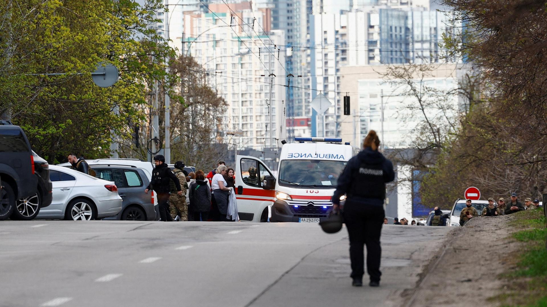Ein Krankenwagen steht in einer Straße in Kiew. | REUTERS