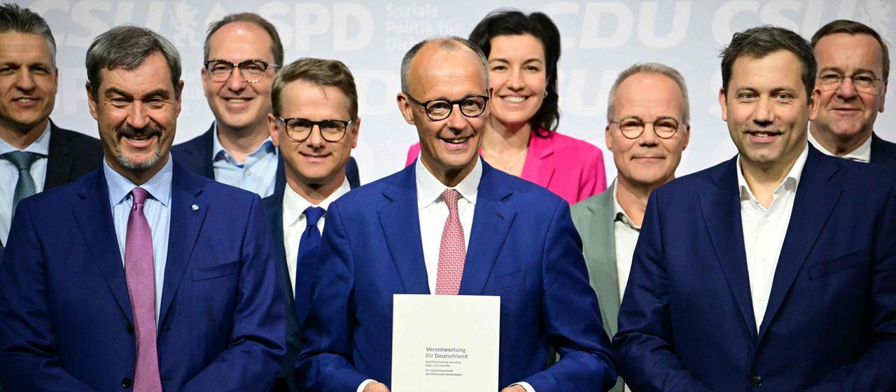 Mitglieder der schwarz-roten Koalition stehen nach der Unterzeichnung des Koalitionsvertrags vor der Presse.