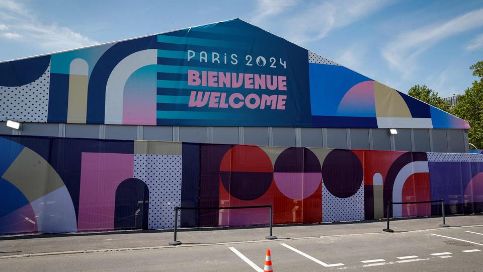 2024 war der Zugang zum Olympischen Dorf streng beschränkt, nun sollen die Wohnungen nach und nach verkauft werden. | AFP Eingang zum Olympischen Dorf in Saint-Denis (Frankreich)