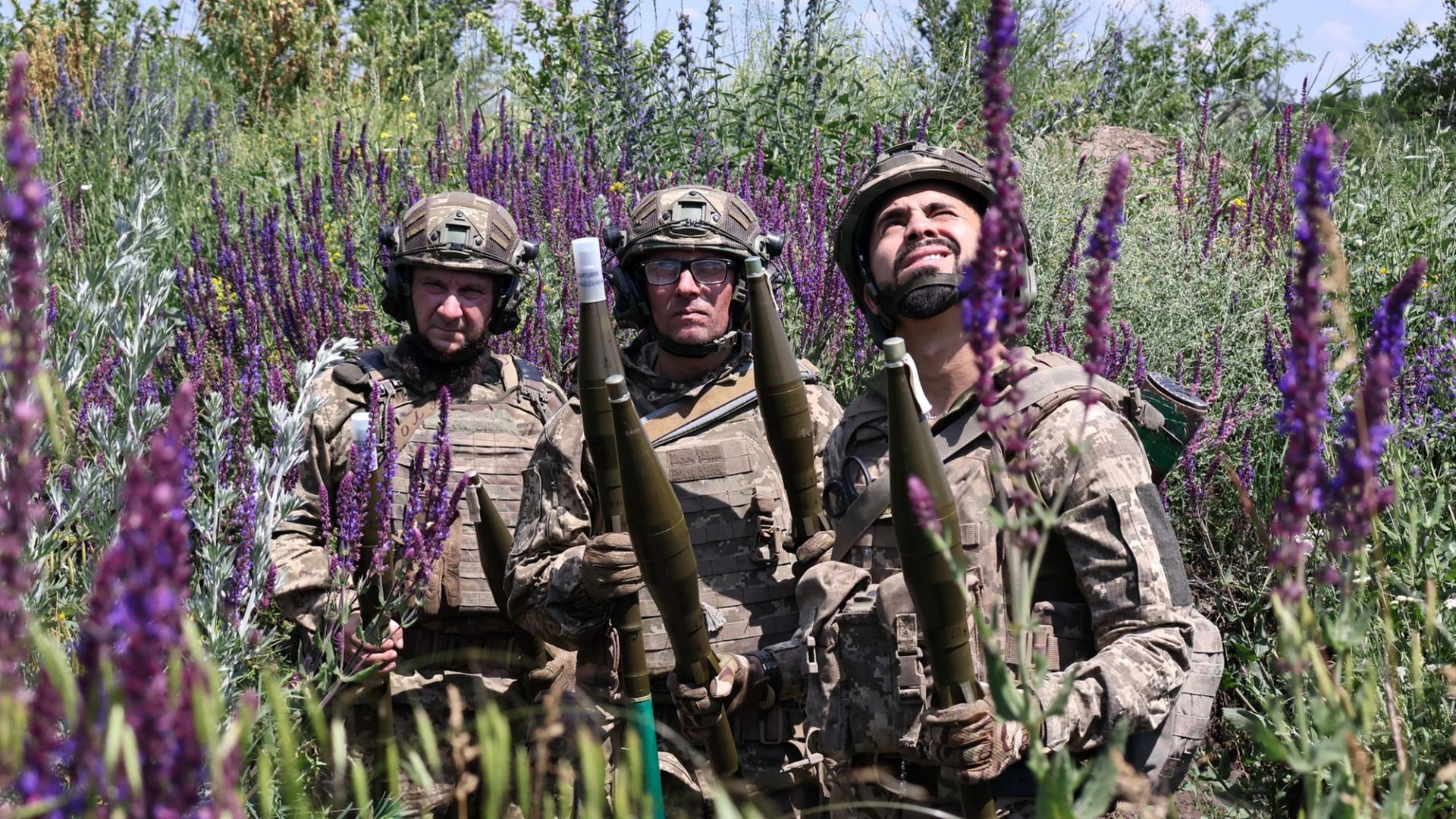 Soldaten auf einem Übungsgelände nahe der Front in der ukrainischen Region Saporischschja. | Ukrainian 65 Mechanized brigade 