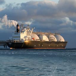 LNG Tanker am Kai einer Anlage für verflüssigtes Erdgas in Russland.