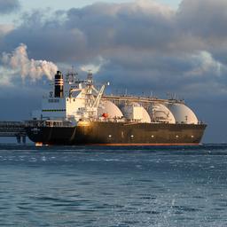 LNG Tanker am Kai einer Anlage für verflüssigtes Erdgas in Russland.