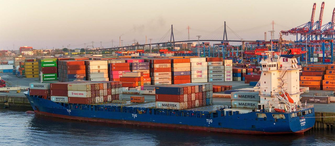 Containerschiff im Hamburger Hafen.