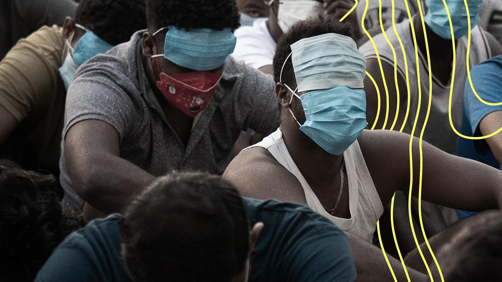 Menschen aus China, Vietnam und Äthiopien, die vermutlich Opfer von Menschenhandel wurden und zur Arbeit in betrügerischen Zentren gezwungen wurden, sitzen mit maskierten Gesichtern auf dem Boden. | picture alliance / ASSOCIATED PRESS, Thanaphon Wuttison