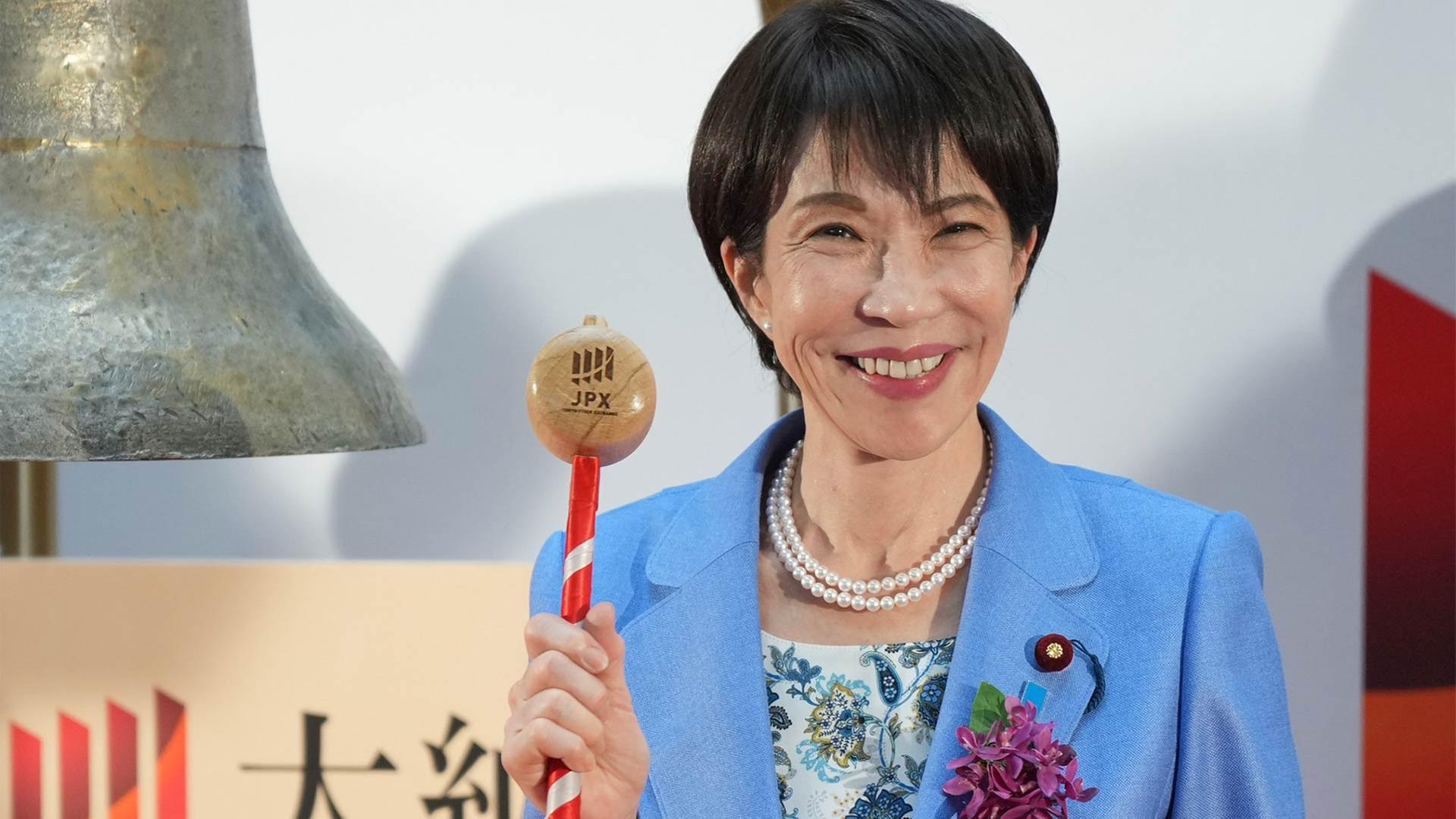 Japans Premierministerin Sanae Takaichi läutet die Schlussglocke, Börse Tokio. | picture alliance / ASSOCIATED PR