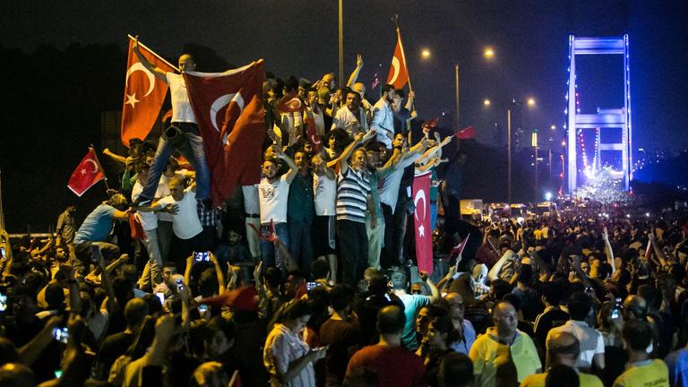 Menschen mit der Flagge der Türkei an der Fatih Sultan Mehmet Brücke