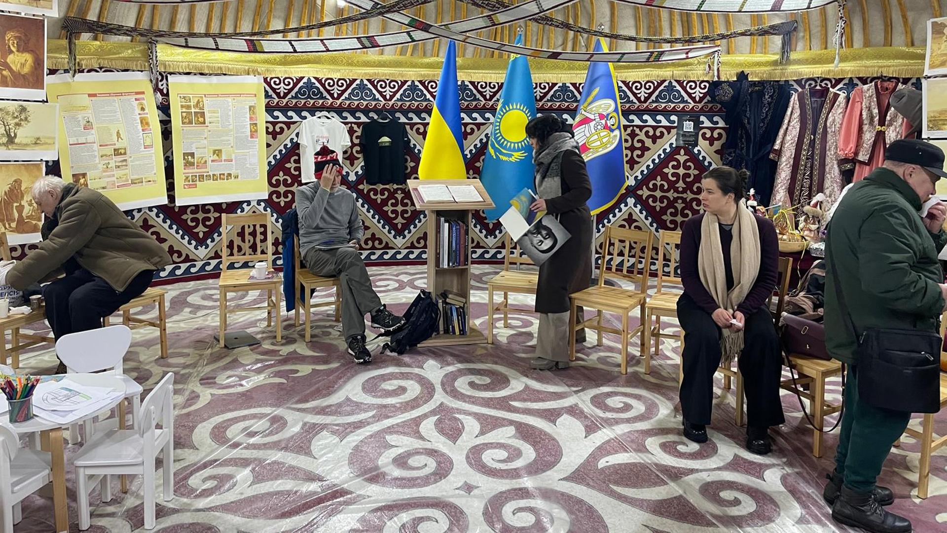 Im Inneren einer kasachischen Jurte, die in Kiew als Aufwärmstelle dient | ARD Kiew