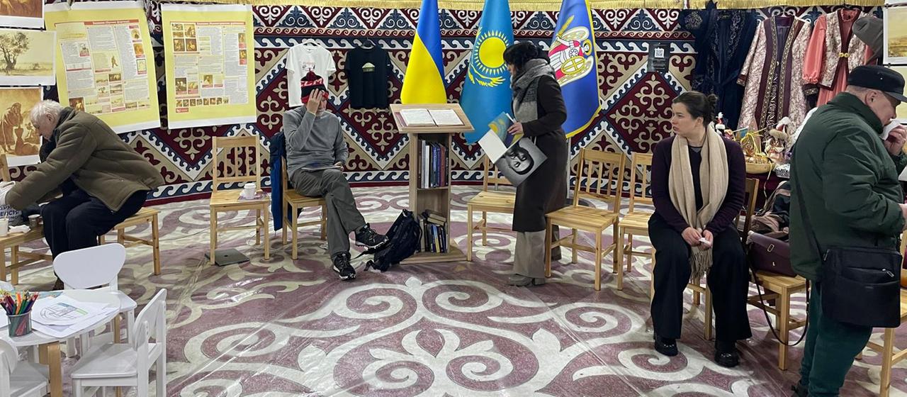 Im Inneren einer kasachischen Jurte, die in Kiew als Aufwärmstelle dient