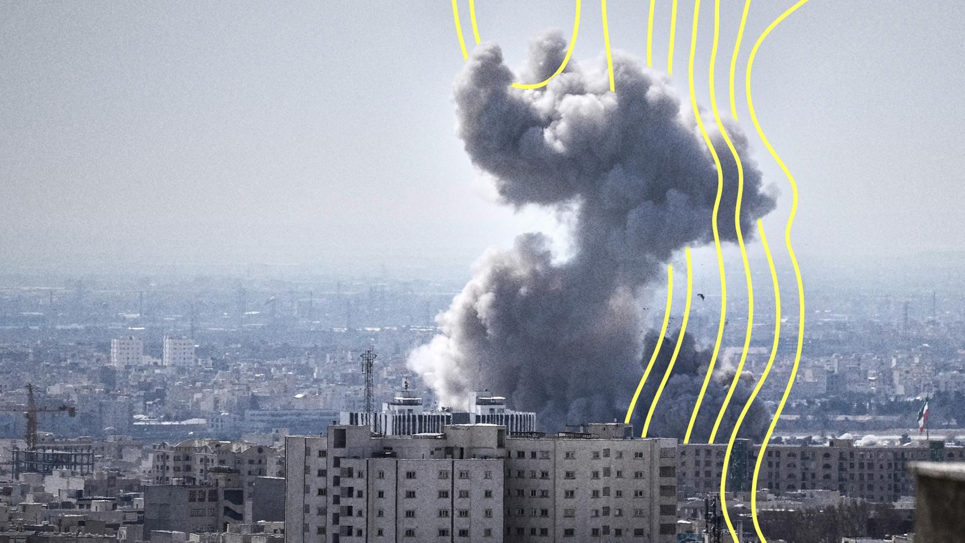 Eine Rauchwolke steigt nach einer Explosion auf. Die LÃ¤nder USA und Israel haben den Iran angegriffen. | picture alliance/dpa/AP | Vahid Salemi