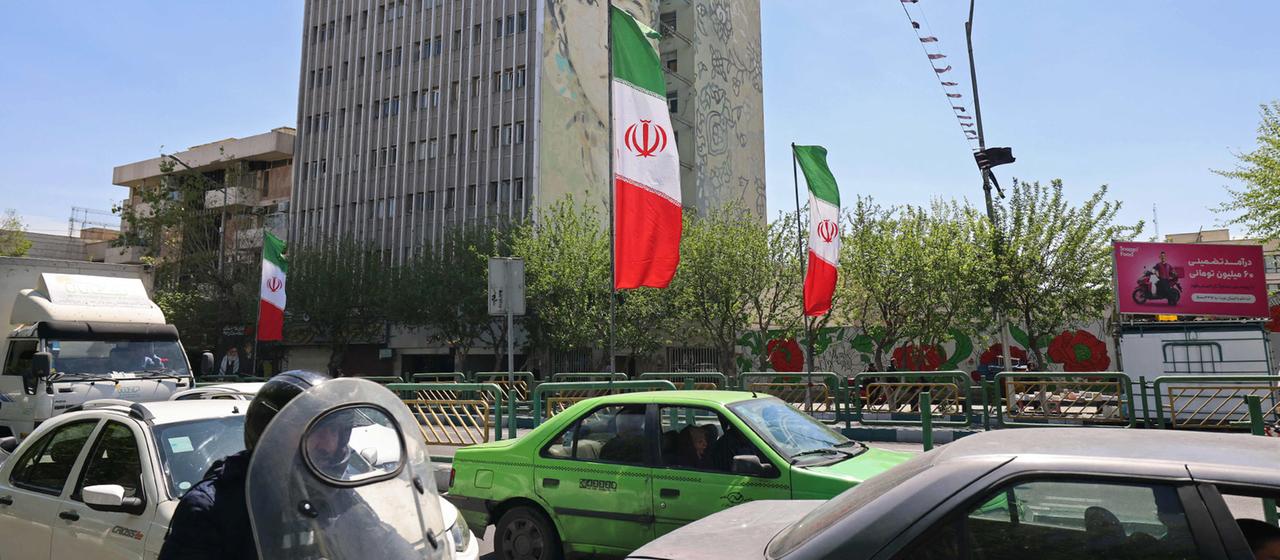 Autos fahren auf einer belebten Straße in Teheran.