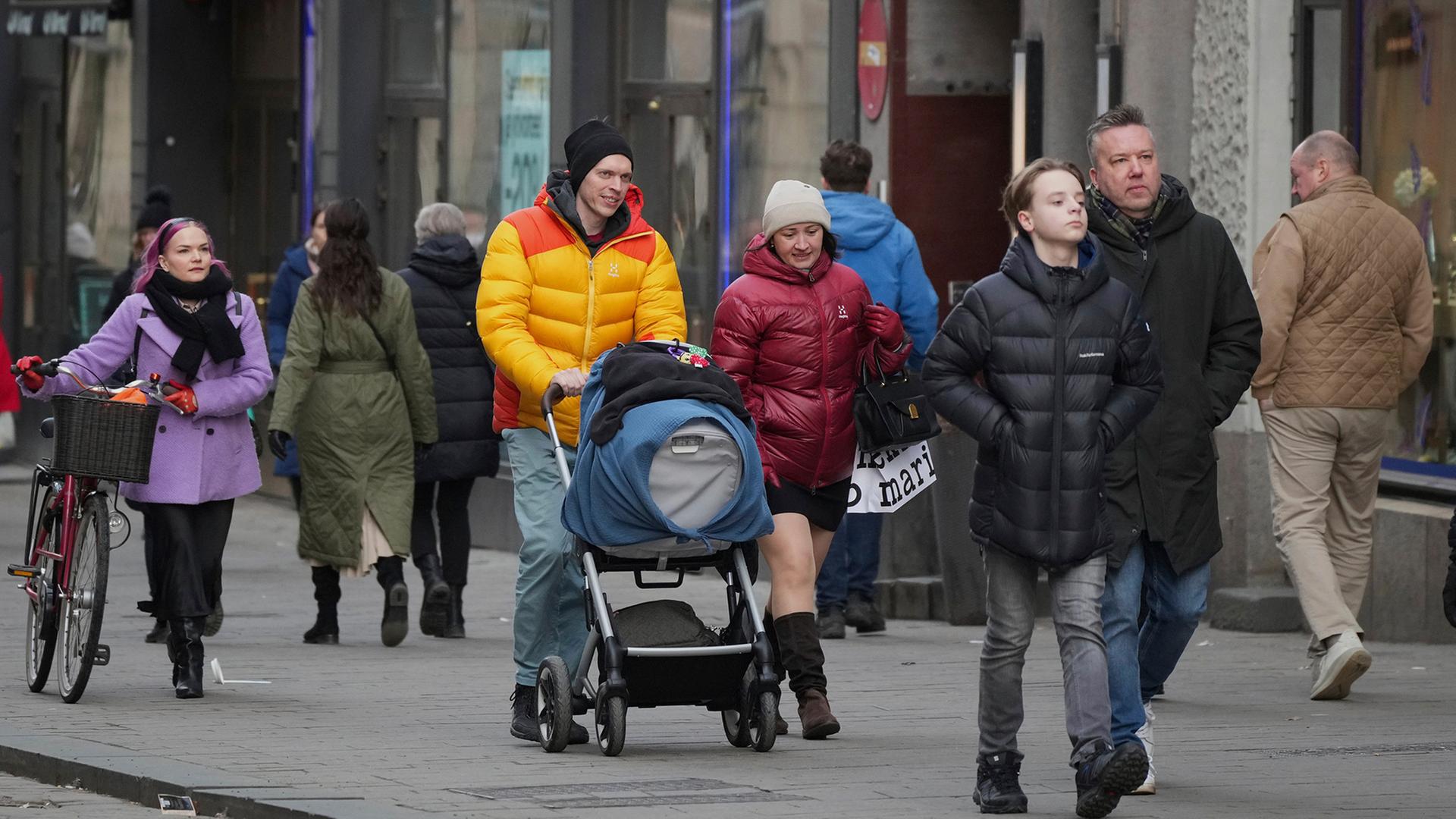 Menschen im Zentrum von Helsinki. | AP