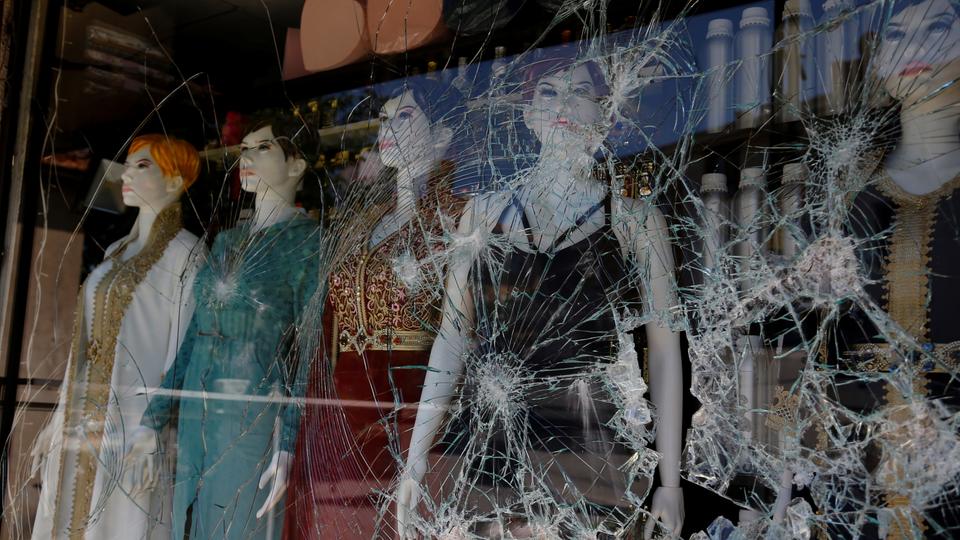 Das zerstörte Schaufenster eines Modegeschäfts in Ankara