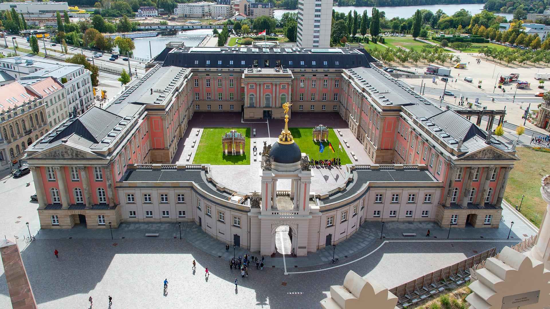 Brandenburger Landtag versteigert Gastgeschenke aus aller Welt