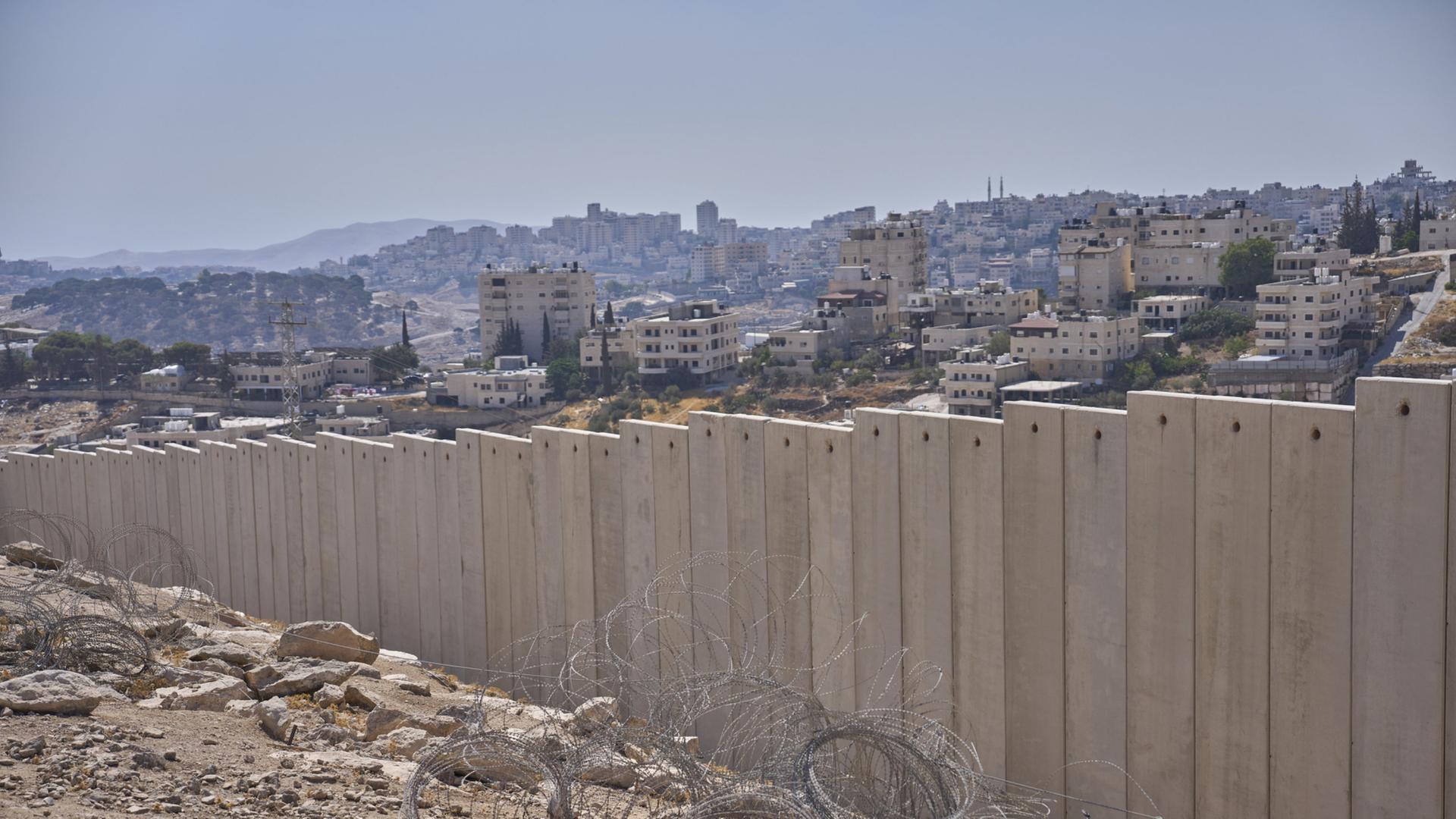 Israelische Grenzmauer zum Ort Al-Eizariya im Westjordanland | AP