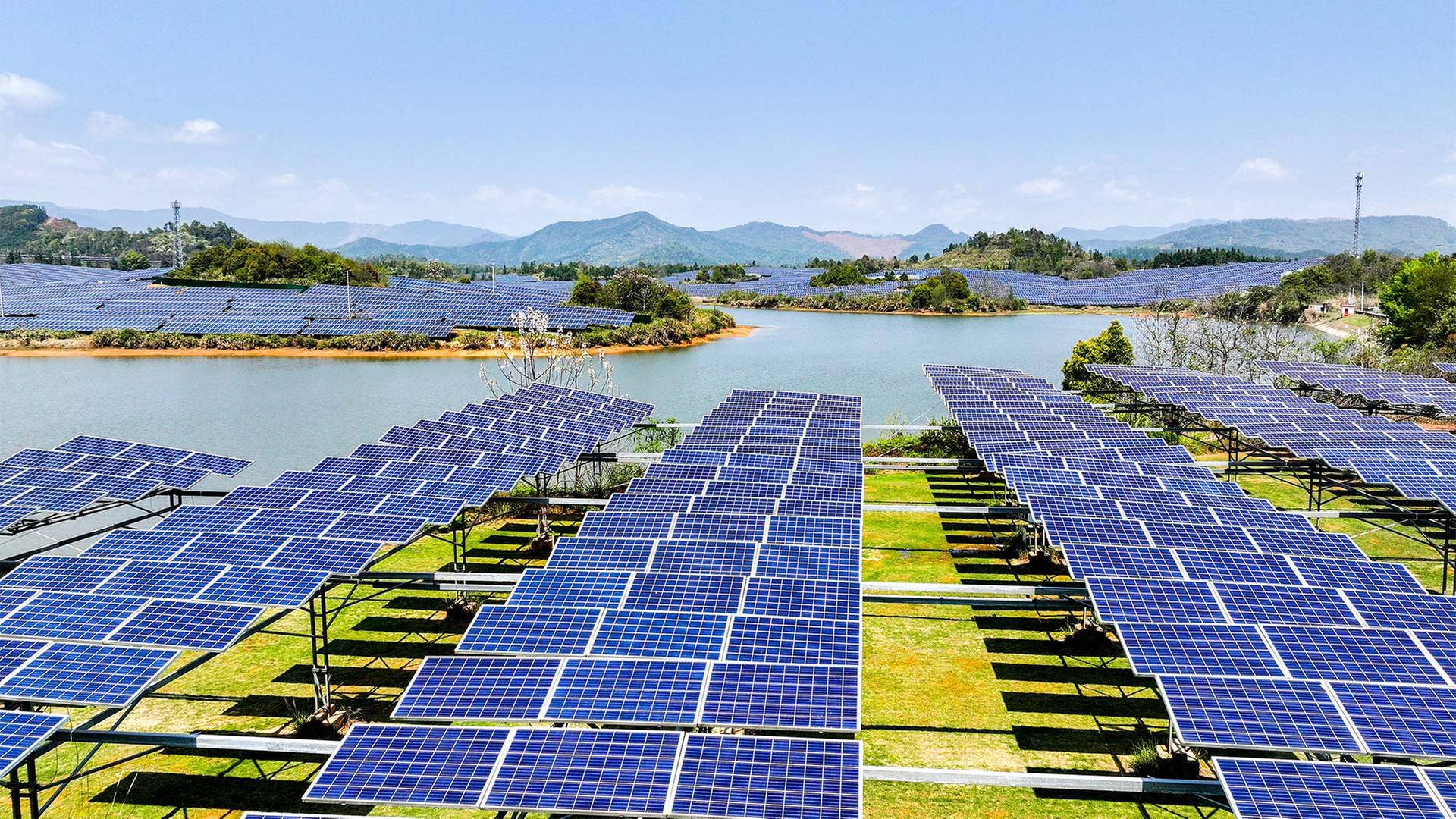 Ein 1200 Hektar groÃes zentrales Photovoltaik-Kraftwerk, Jiangxi, China. | picture alliance / CFOTO