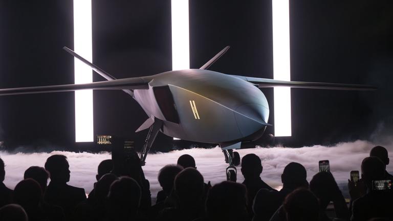 Das unbemannte Kampfflugzeug CA-1 Europa steht in einer Halle in Tussenhausen, Bayern. 