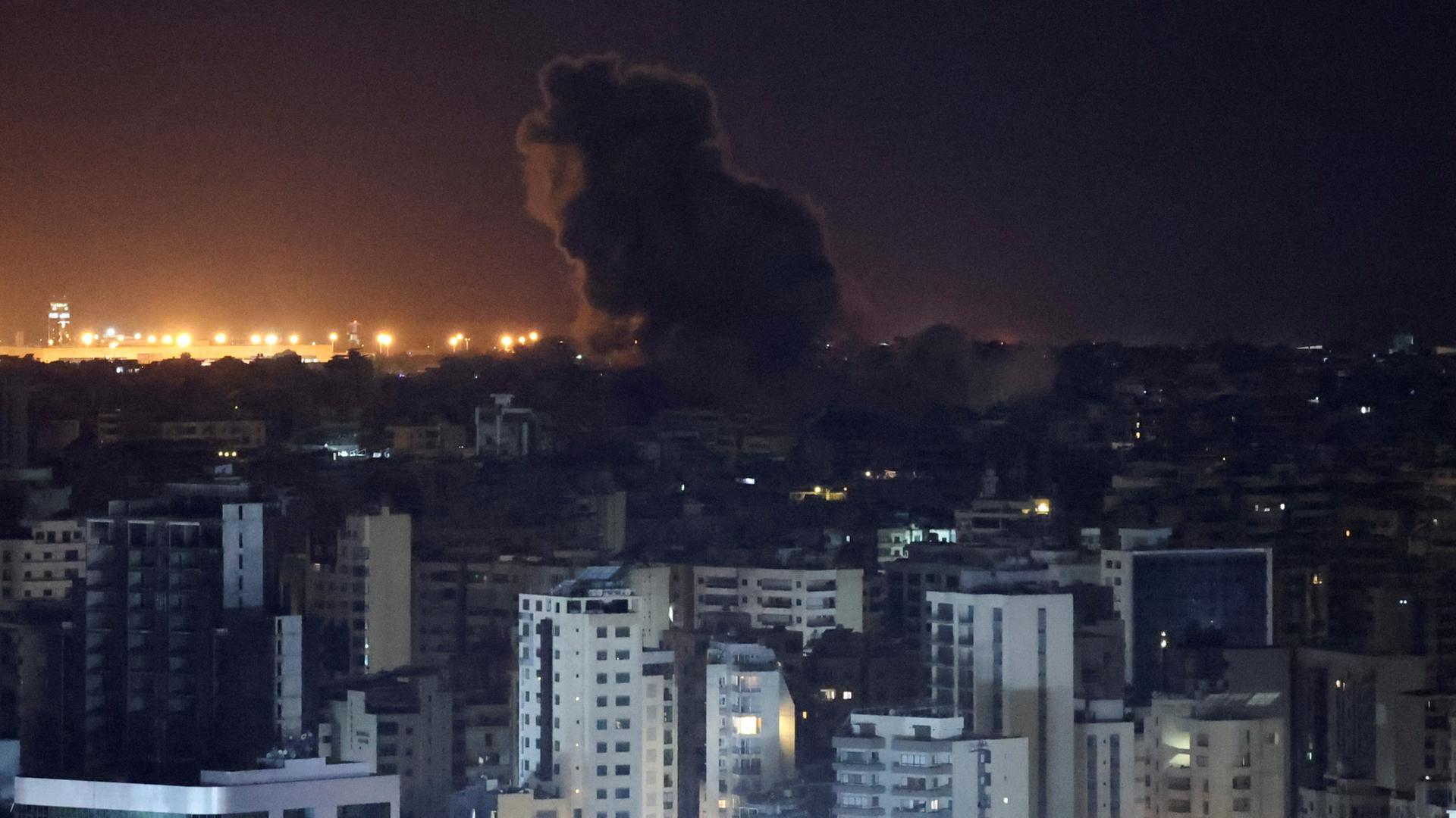 Feuer und Rauch ist über Beirut zu sehen