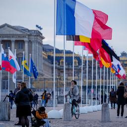 Die Fahnen der EU-Mitgliedsstaaten wehen vor dem Schloss in Versailles im Wind.