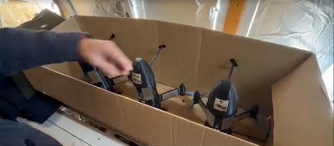 Drohnen sind in einem Karton in einem aus Sperrholzplatten zusammengezimmerter Unterstand an der ukrainischen Schwarzmeerküste zu sehen.