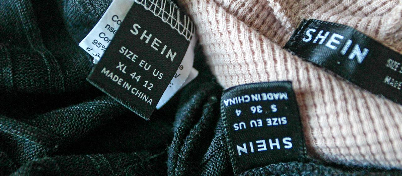 Shein-Etiketten an verschiedenen Kleidungsstücken.