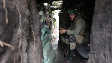 Ein ukrainischer Soldat sitzt in einem Unterstand bei Kreminna 