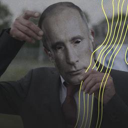 Ein Mann setzt eine Putin-Maske auf.