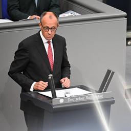 Friedrich Merz spricht im Bundestag.