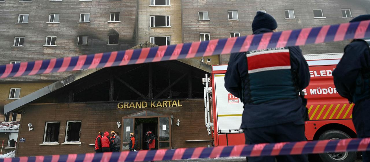 Rettungskräfte vor dem Grand Kartal Ski Ressort am 22.1.2025