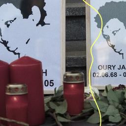 Gedenken an Ouri Jalloh mit Plakaten und Kerzen.