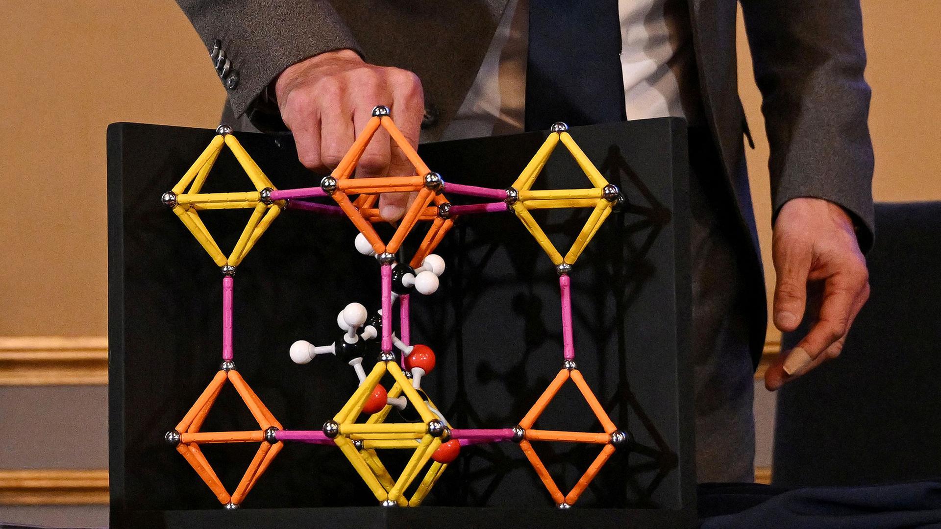 Blick auf ein Chemie-Modell. | AFP