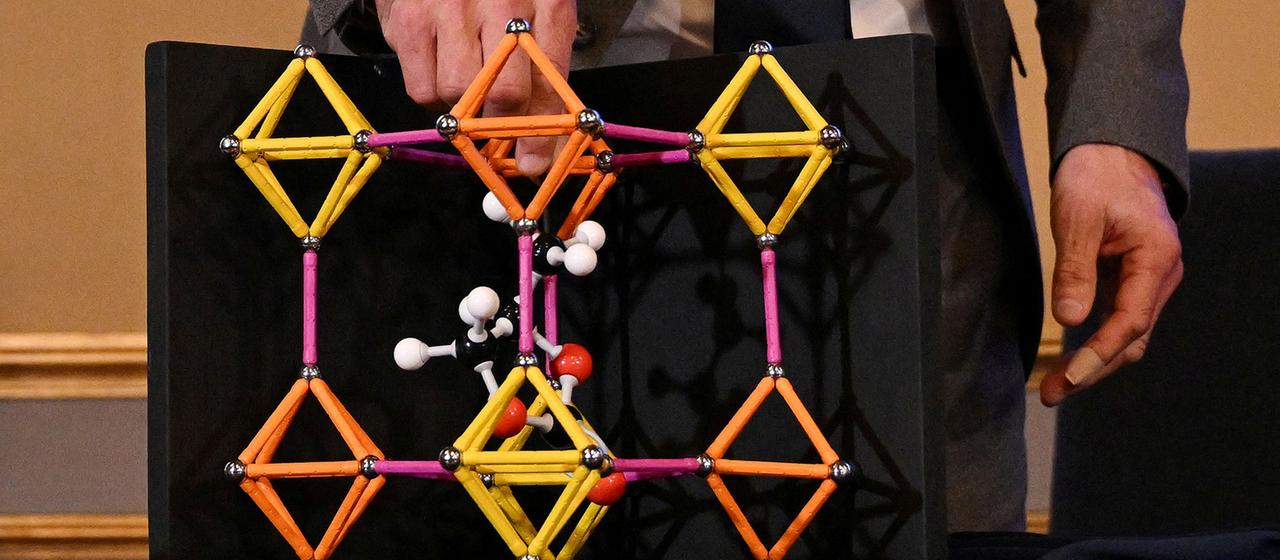 Blick auf ein Chemie-Modell.
