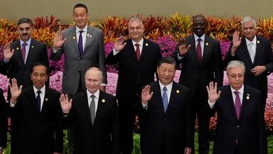 Staatsoberhäuptern während eines Gruppenfotos auf dem "Belt and Road Forum" (BRF).