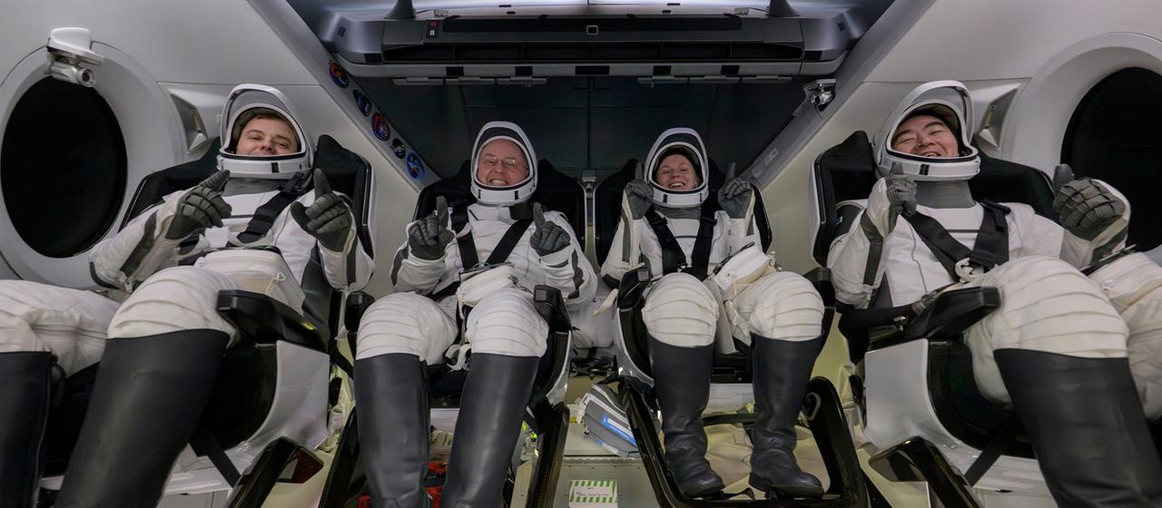 Oleg Platonow, Mike Fincke, Zena Cardman und Kimiya Yui kurz nach der Landung des Raumschiffs SpaceX Crew Dragon Endeavour im Pazifischen Ozean.