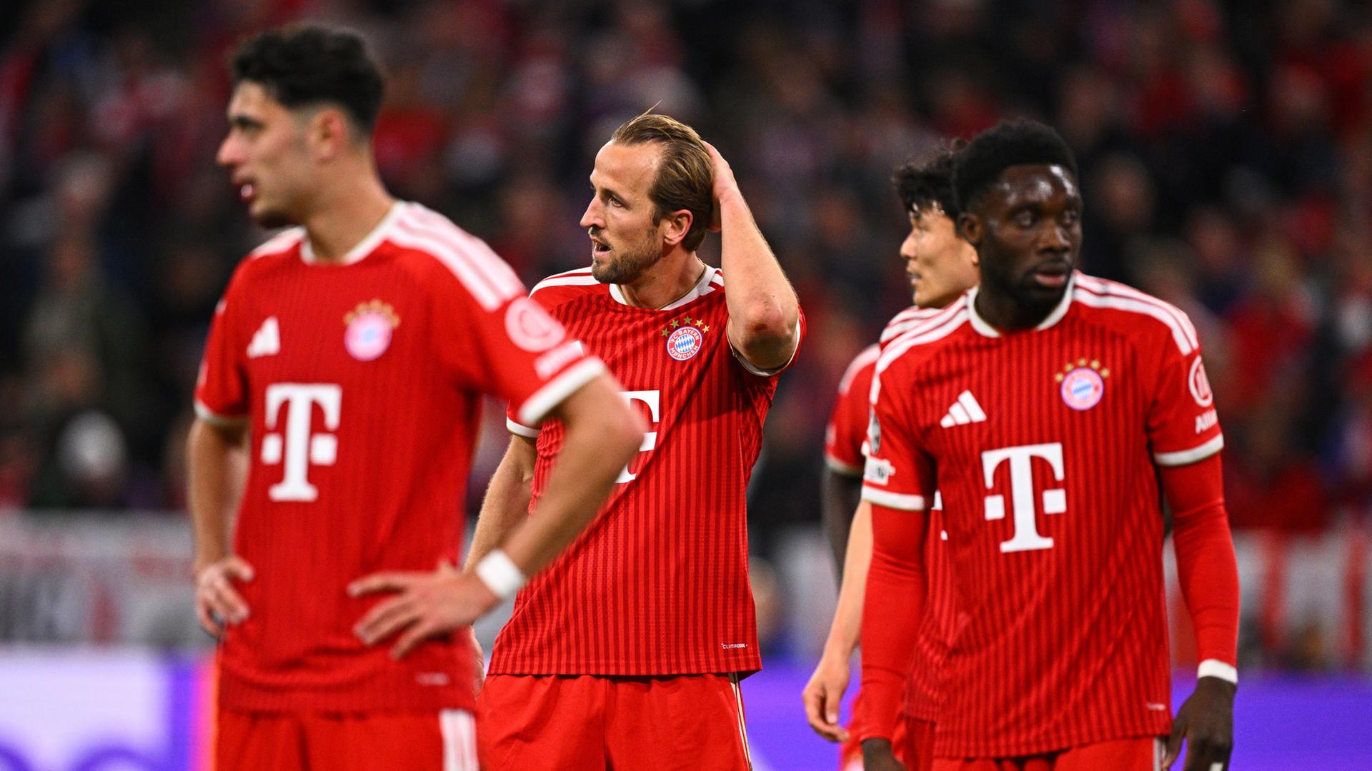 Vier enttäuscht schauende Fußballspieler von Bayern München nach Aus im Champios-League-Halbfinale | Tom Weller/dpa
