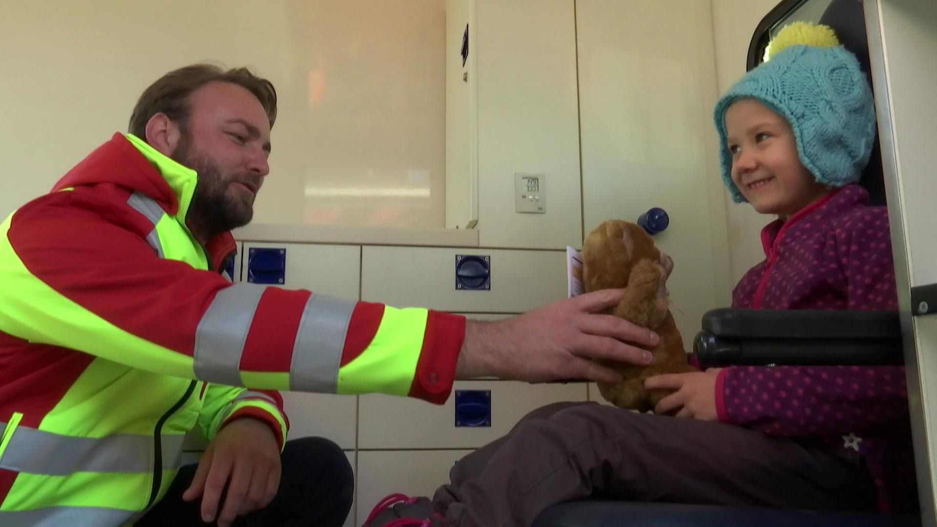 Kind mit Seelentröster-Teddy | SWR