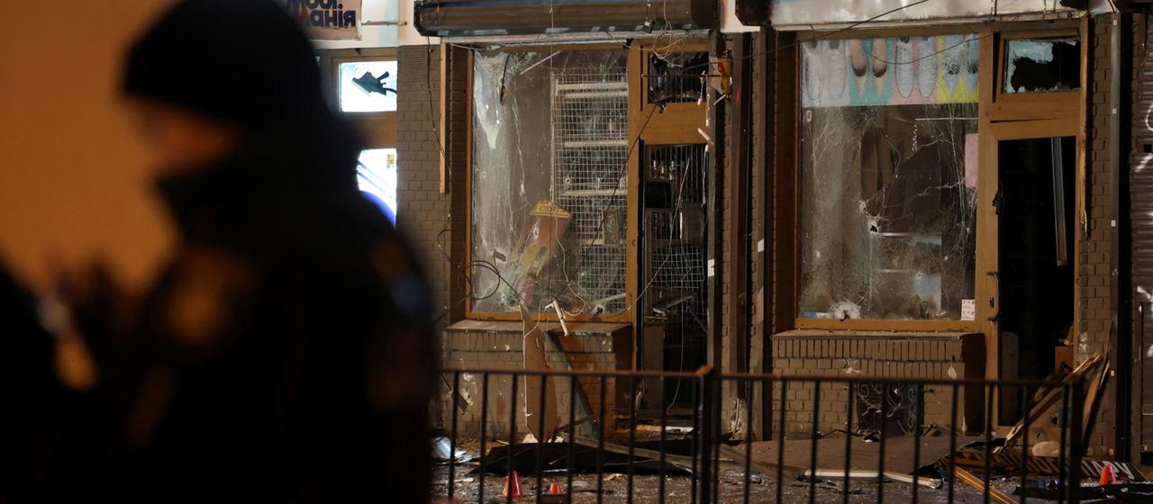 Ein beschädigter Laden in Lwiw