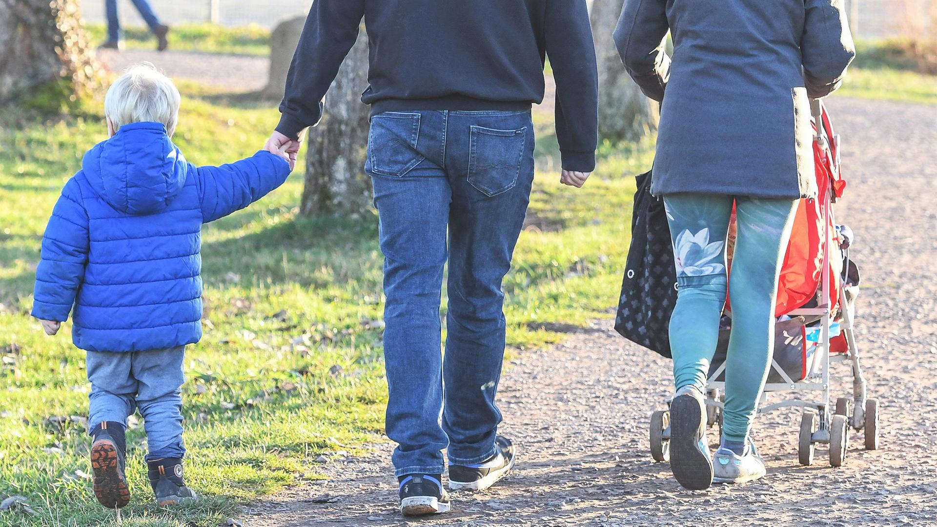 Eltern mit ihren Kindern gehen spazieren. | picture alliance / Winfried Roth