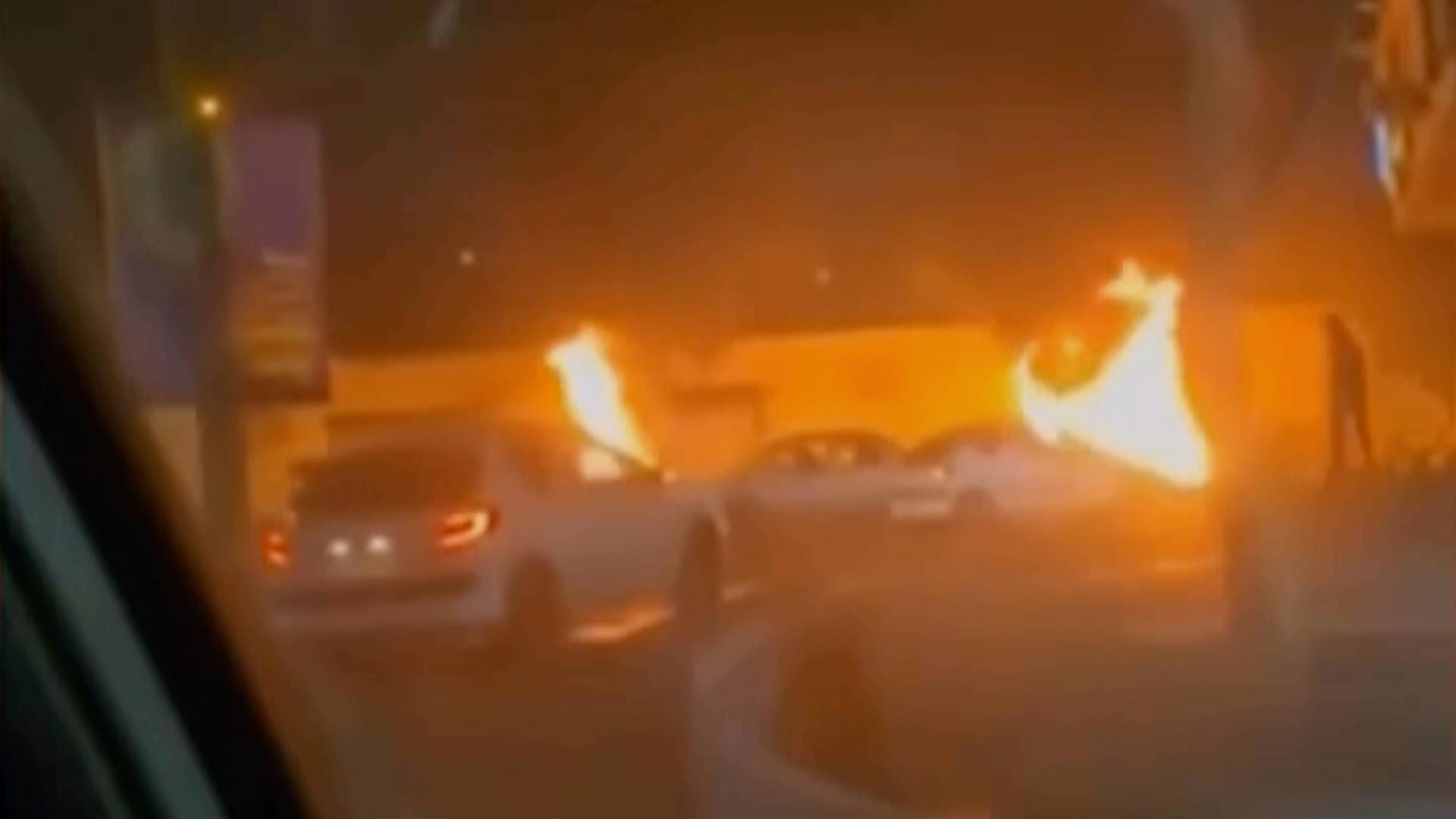 Der Ausschnitt aus einem Video des iranischen Fernsehens zeigt brennende Autos in Teheran | AP