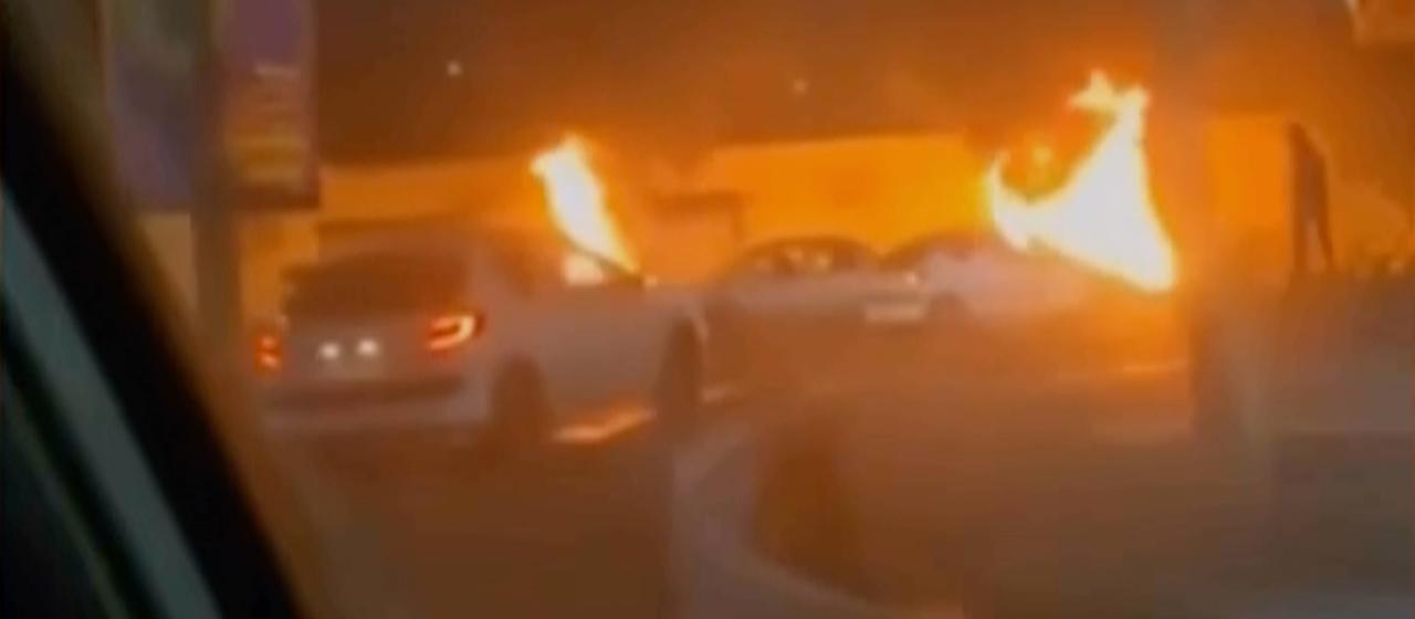 Der Ausschnitt aus einem Video des iranischen Fernsehens zeigt brennende Autos in Teheran