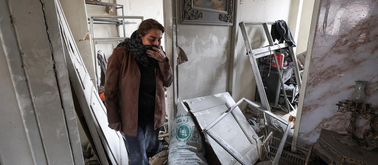 Eine Frau begutachtet die Schäden in ihrer Wohnung.