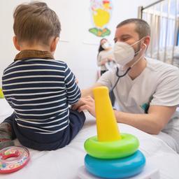 Ein Arzt untersucht in einer Kinderklinik ein Kind. (Archivbild)