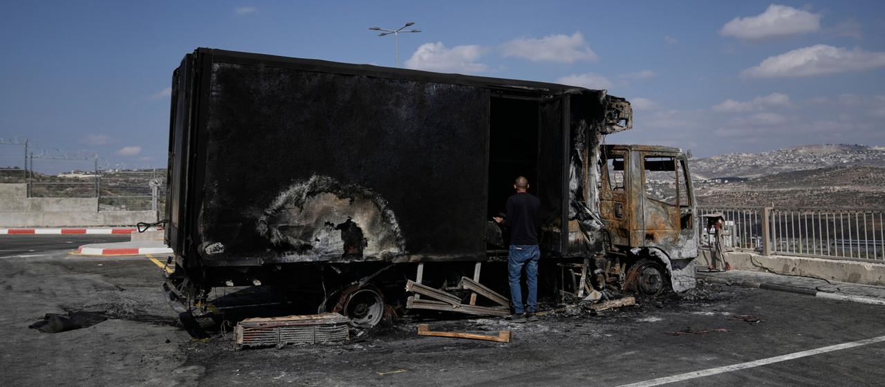 Ein nach einem Siedlerangriff ausgebrannter Lkw ist in Beit Lid, Westjordanland, zu sehen.