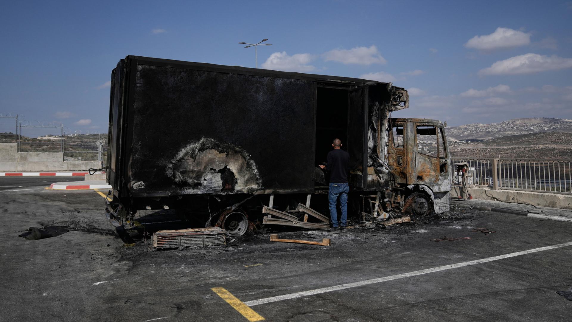Ein nach einem Siedlerangriff ausgebrannter Lkw ist in Beit Lid, Westjordanland, zu sehen. | AP
