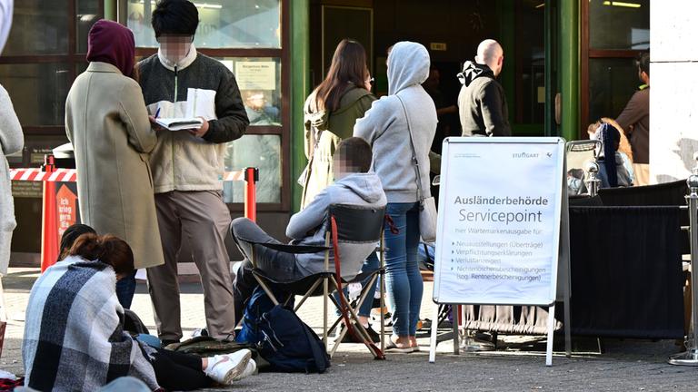 Wartende Menschen vor der Ausländerbehörde in Stuttgart (Archiv)
