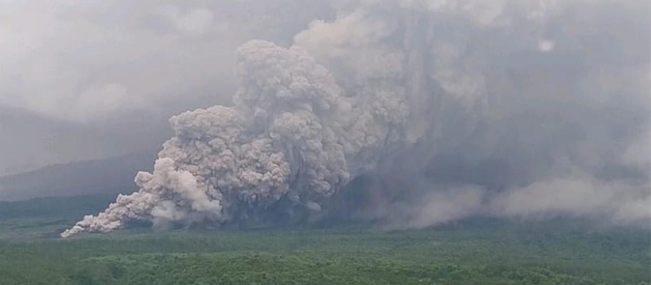 Der Berg Semeru setzt während eines Ausbruchs vulkanisches Material frei. 
