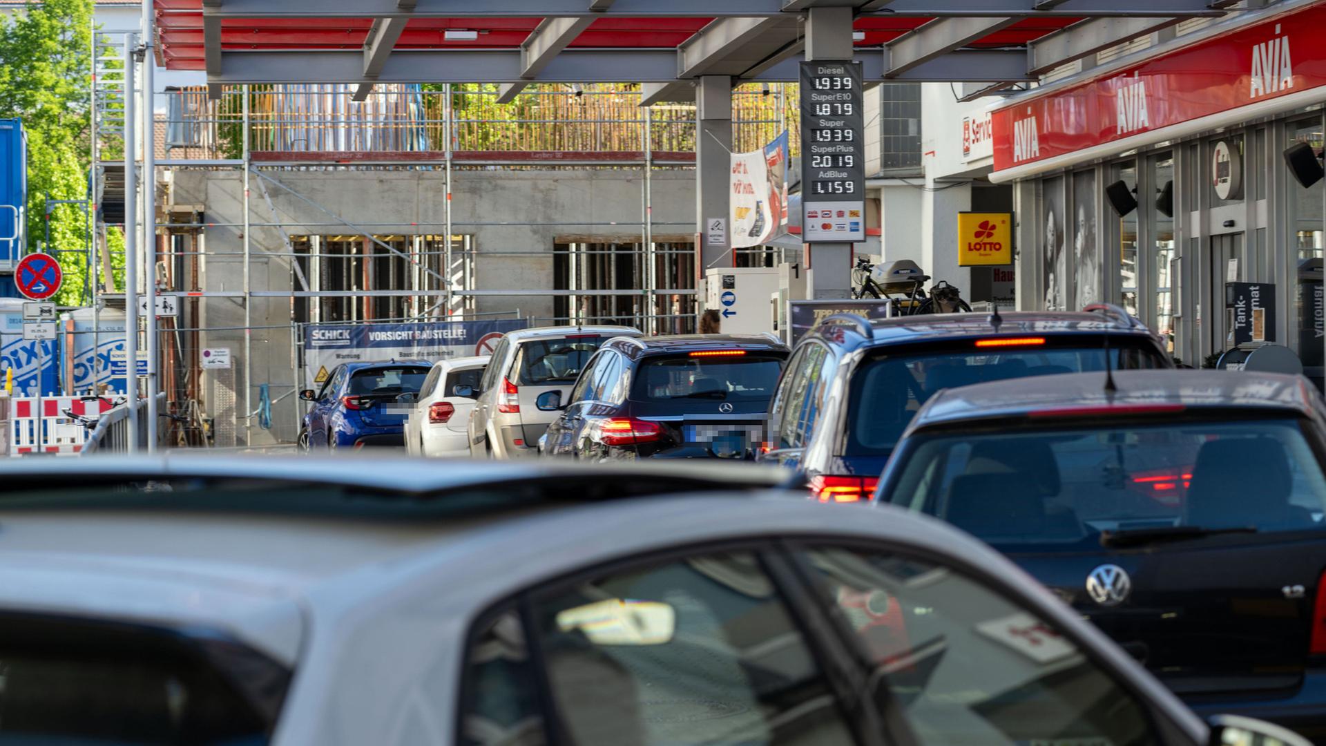 Autos stehen am 1. Mai in Nürnberg an einer Tankstelle Schlange | Pia Bayer/dpa