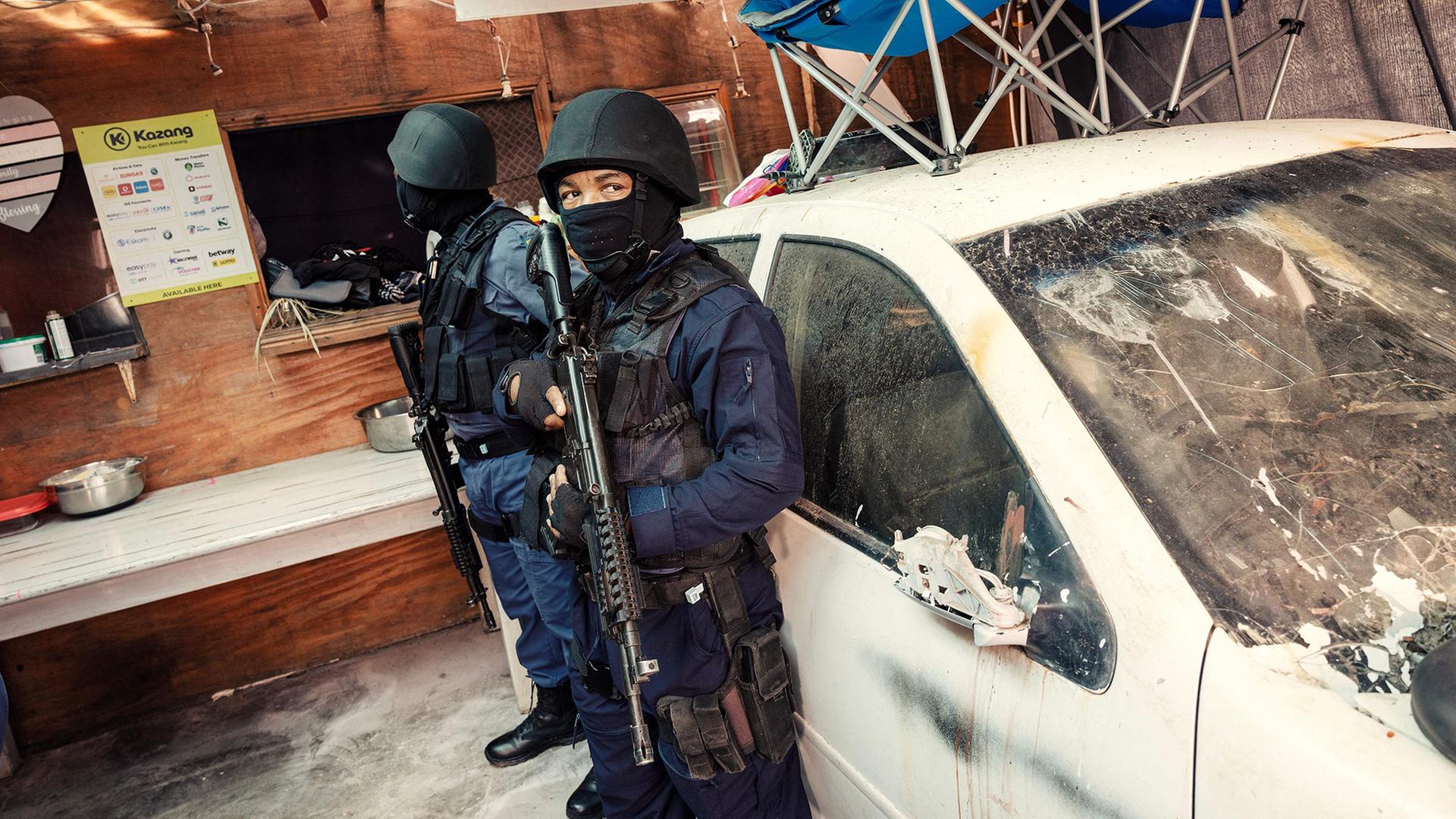 S�dafrikanische Polizisten bei einer Durchsuchung in Kapstadt. | AFP