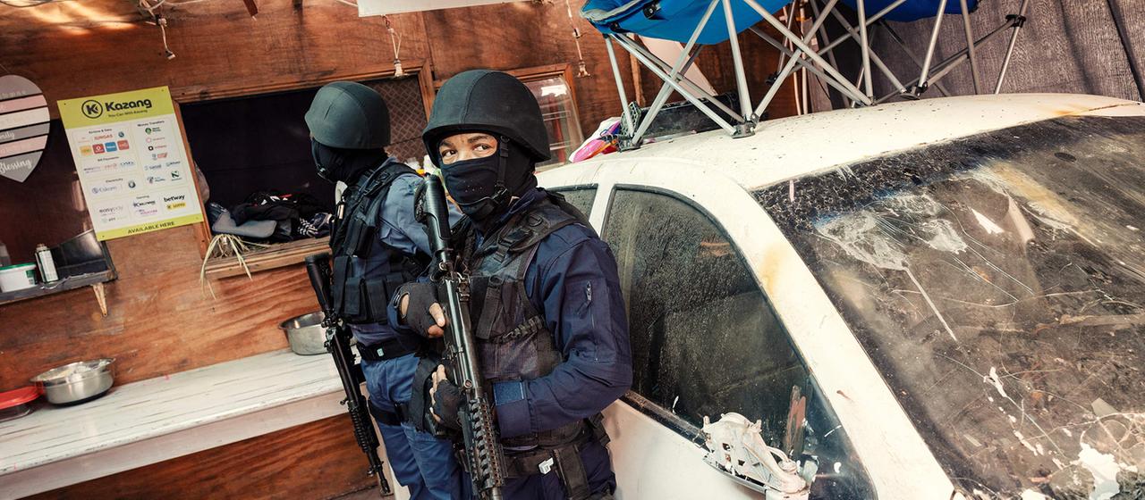 Südafrikanische Polizisten bei einer Durchsuchung in Kapstadt.